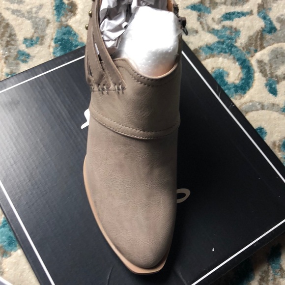 🎈Size 6.5 Qupid Taupe booties! - Picture 3 of 6